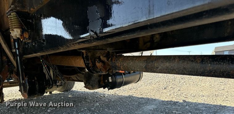 image for item DV1922 2017 Peterbilt 337 refuse truck