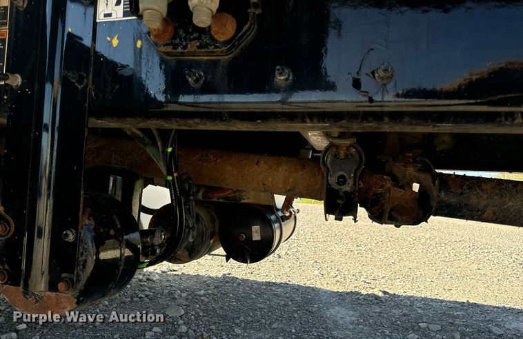 image for item DV1922 2017 Peterbilt 337 refuse truck