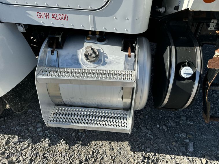 image for item DV1922 2017 Peterbilt 337 refuse truck