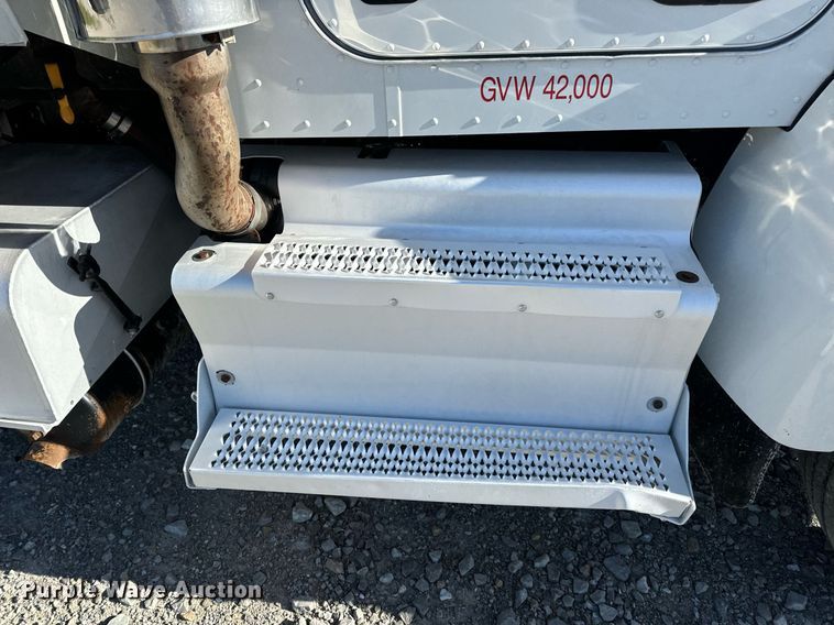 image for item DV1922 2017 Peterbilt 337 refuse truck