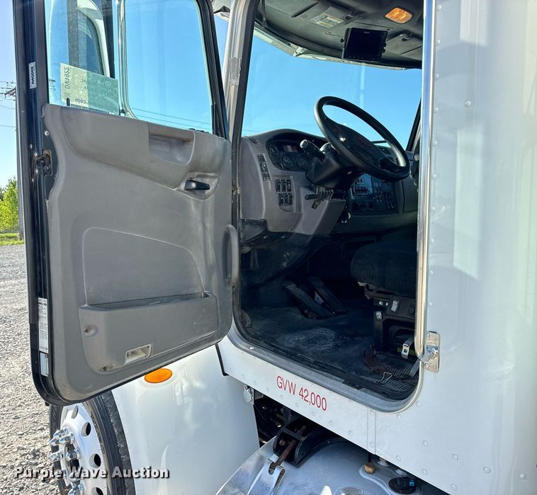 image for item DV1922 2017 Peterbilt 337 refuse truck