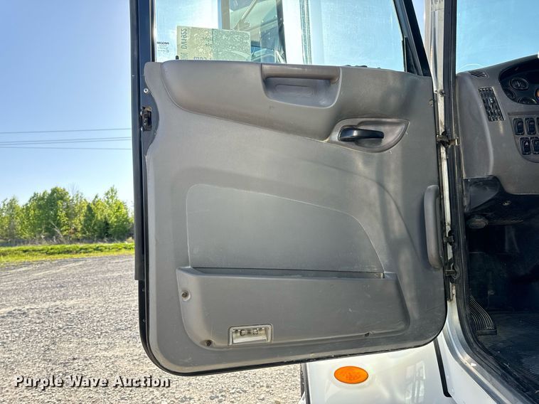 image for item DV1922 2017 Peterbilt 337 refuse truck