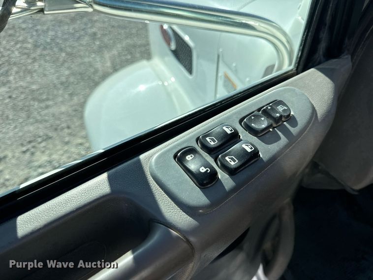 image for item DV1922 2017 Peterbilt 337 refuse truck