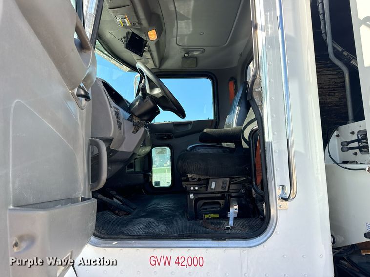 image for item DV1922 2017 Peterbilt 337 refuse truck