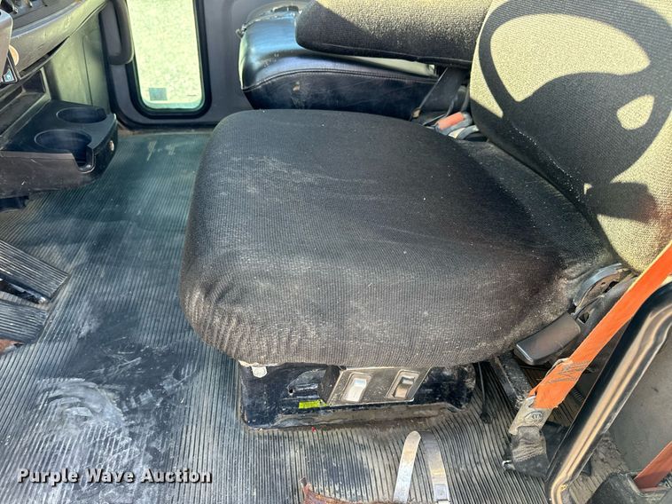 image for item DV1922 2017 Peterbilt 337 refuse truck