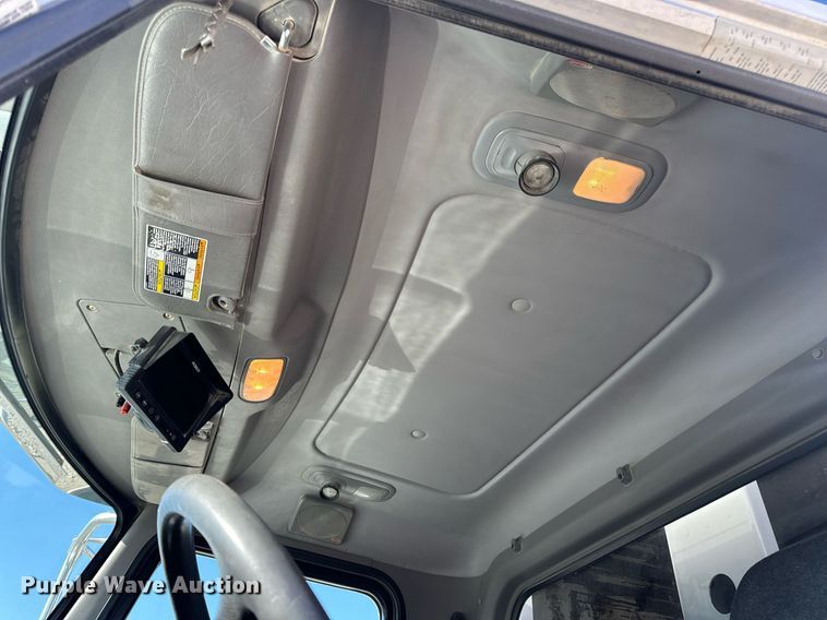 image for item DV1922 2017 Peterbilt 337 refuse truck