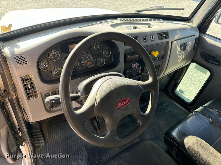 image for item DV1922 2017 Peterbilt 337 refuse truck