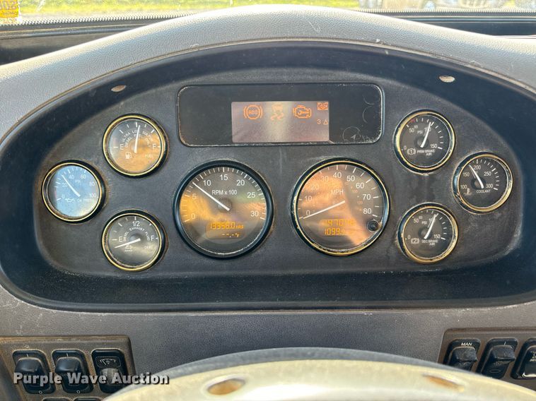 image for item DV1922 2017 Peterbilt 337 refuse truck