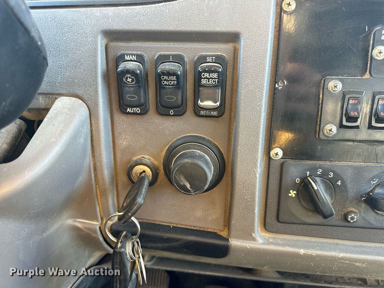 image for item DV1922 2017 Peterbilt 337 refuse truck