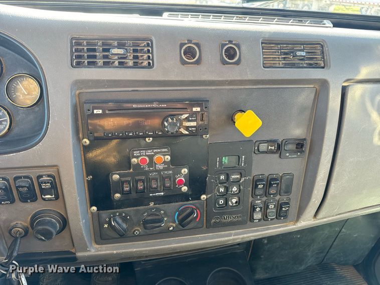 image for item DV1922 2017 Peterbilt 337 refuse truck