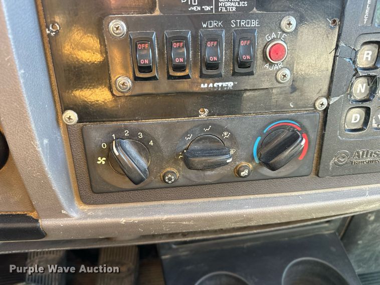 image for item DV1922 2017 Peterbilt 337 refuse truck