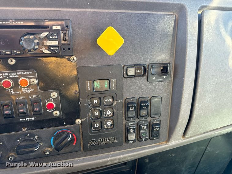 image for item DV1922 2017 Peterbilt 337 refuse truck