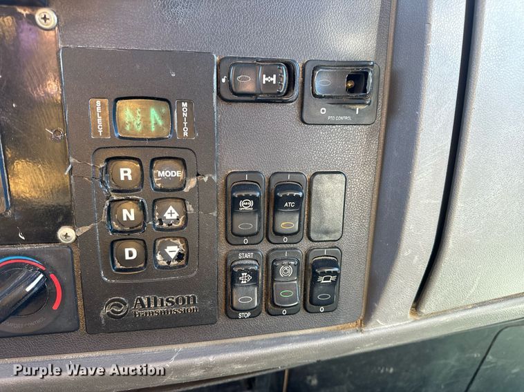 image for item DV1922 2017 Peterbilt 337 refuse truck