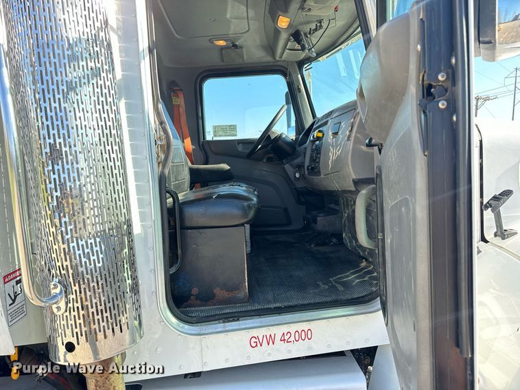 image for item DV1922 2017 Peterbilt 337 refuse truck