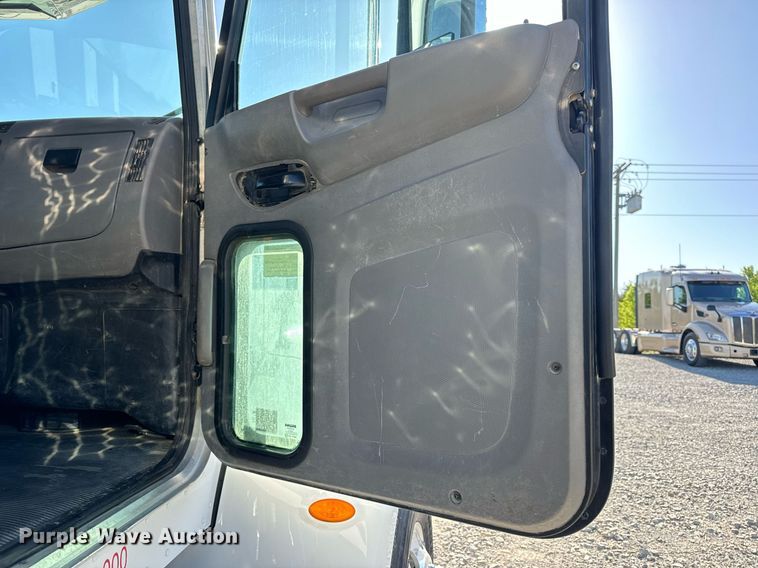 image for item DV1922 2017 Peterbilt 337 refuse truck