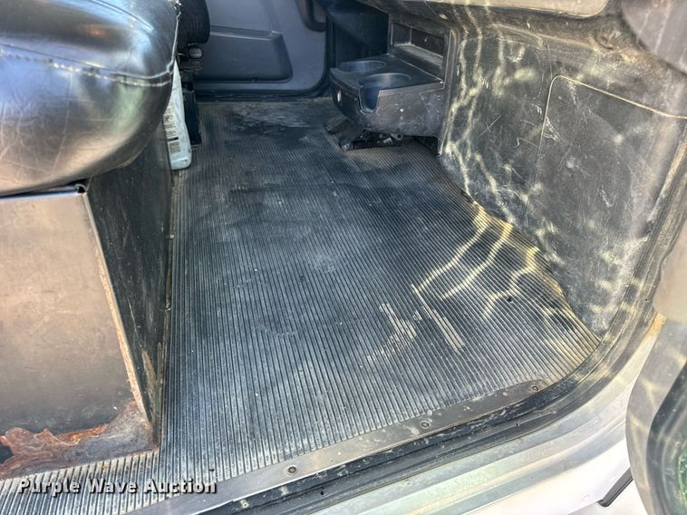 image for item DV1922 2017 Peterbilt 337 refuse truck