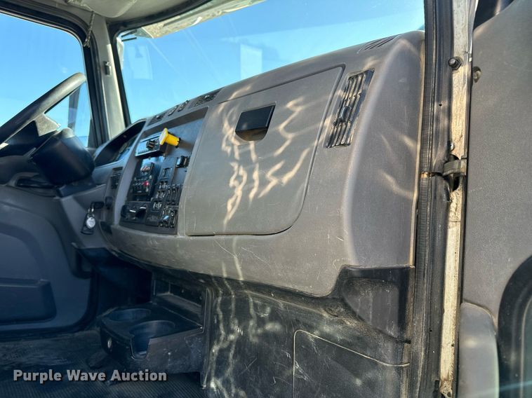 image for item DV1922 2017 Peterbilt 337 refuse truck