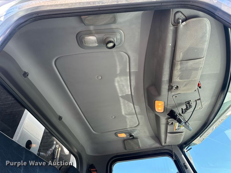 image for item DV1922 2017 Peterbilt 337 refuse truck