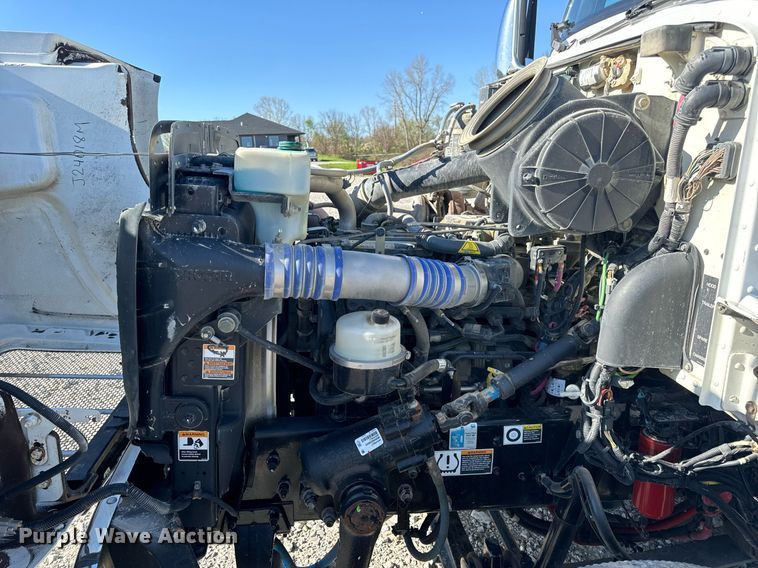 image for item DV1922 2017 Peterbilt 337 refuse truck