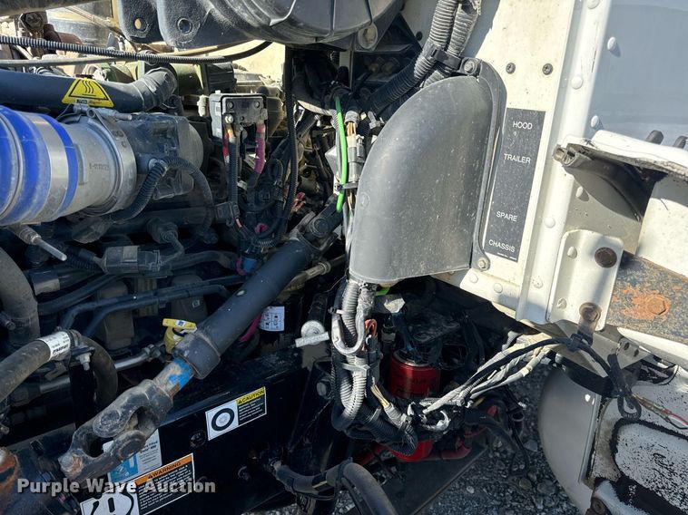 image for item DV1922 2017 Peterbilt 337 refuse truck