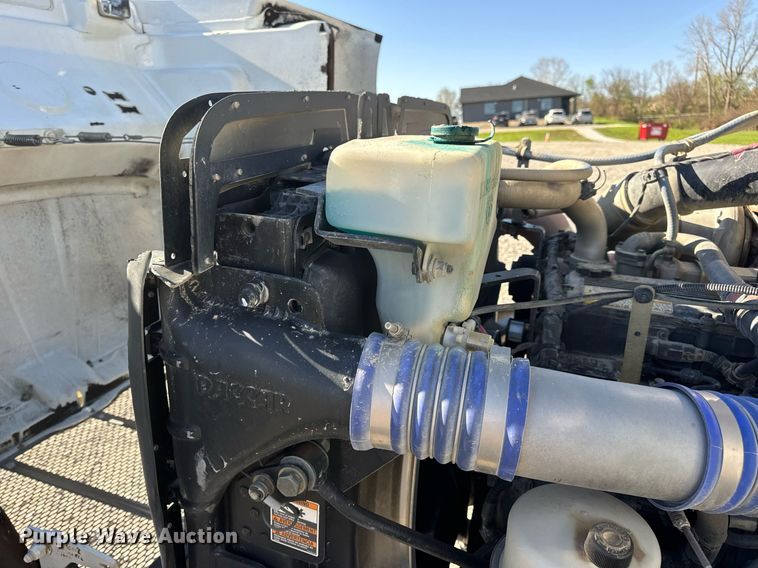 image for item DV1922 2017 Peterbilt 337 refuse truck