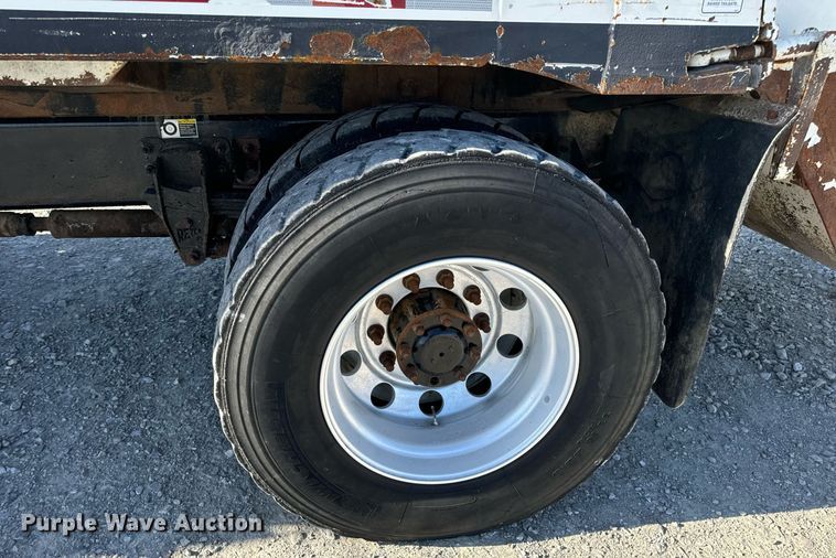 image for item DV1922 2017 Peterbilt 337 refuse truck