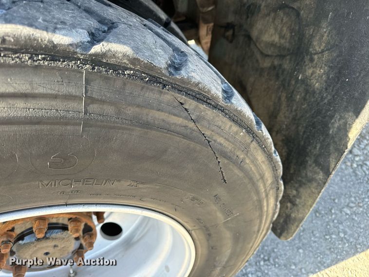 image for item DV1922 2017 Peterbilt 337 refuse truck