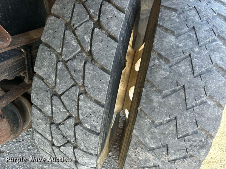 image for item DV1922 2017 Peterbilt 337 refuse truck