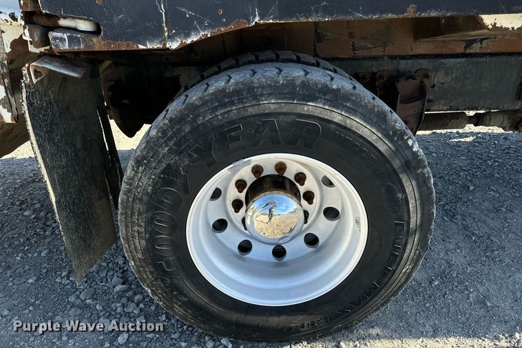 image for item DV1922 2017 Peterbilt 337 refuse truck