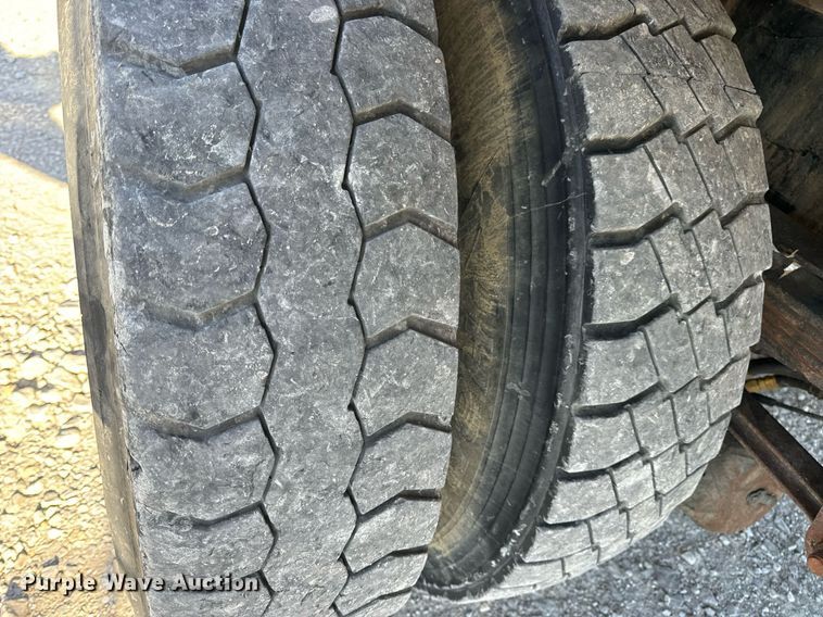 image for item DV1922 2017 Peterbilt 337 refuse truck