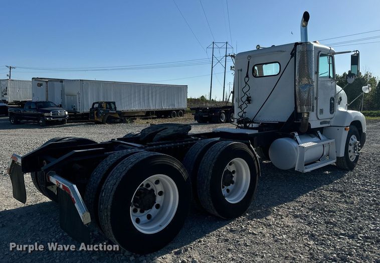 image for item DV1923 1995 Freightliner FLD112 semi truck