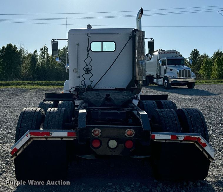 image for item DV1923 1995 Freightliner FLD112 semi truck