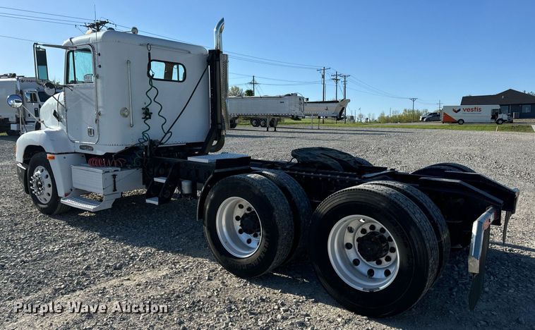 image for item DV1923 1995 Freightliner FLD112 semi truck