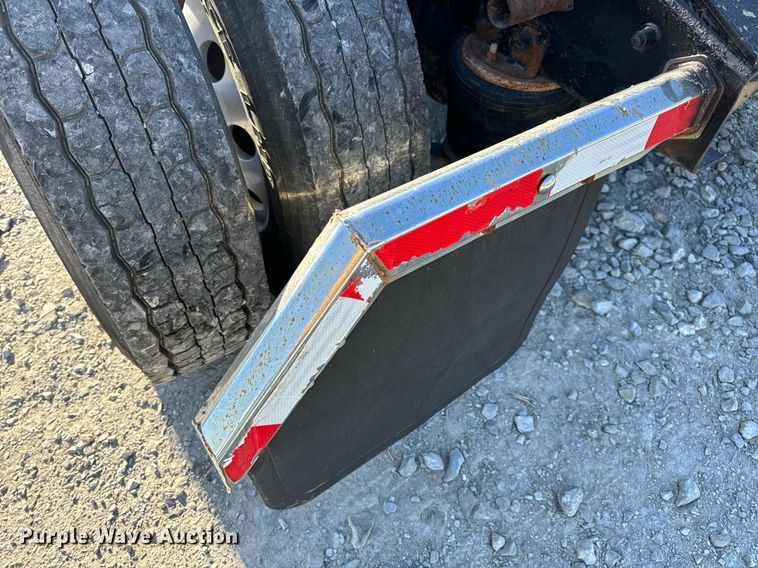 image for item DV1923 1995 Freightliner FLD112 semi truck