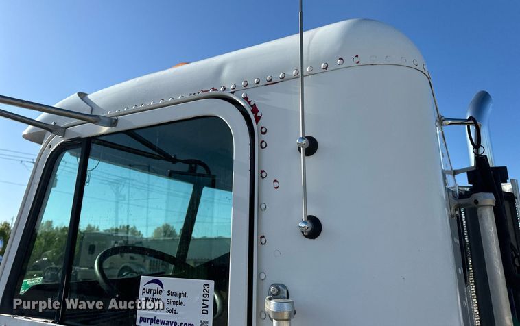 image for item DV1923 1995 Freightliner FLD112 semi truck