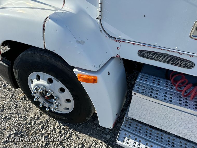 image for item DV1923 1995 Freightliner FLD112 semi truck