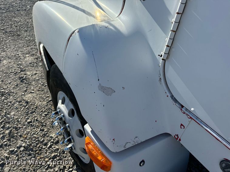 image for item DV1923 1995 Freightliner FLD112 semi truck