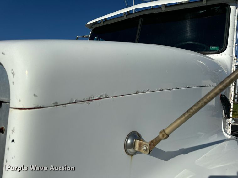 image for item DV1923 1995 Freightliner FLD112 semi truck