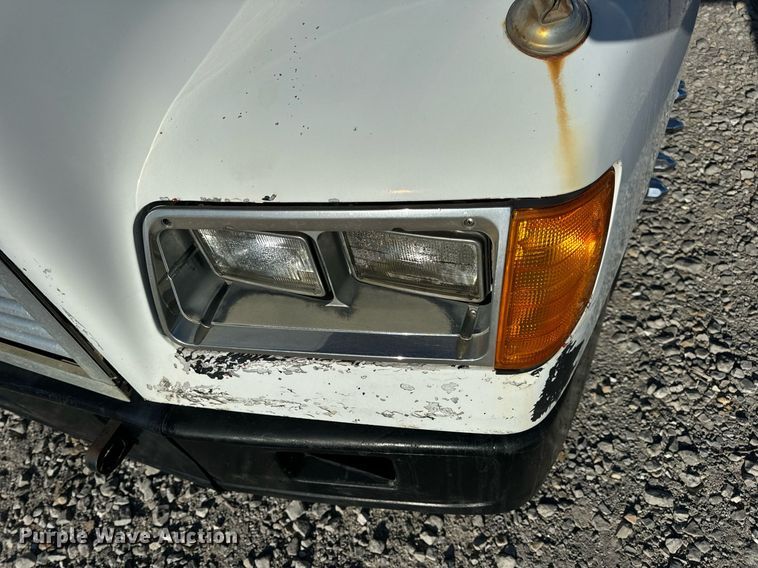 image for item DV1923 1995 Freightliner FLD112 semi truck