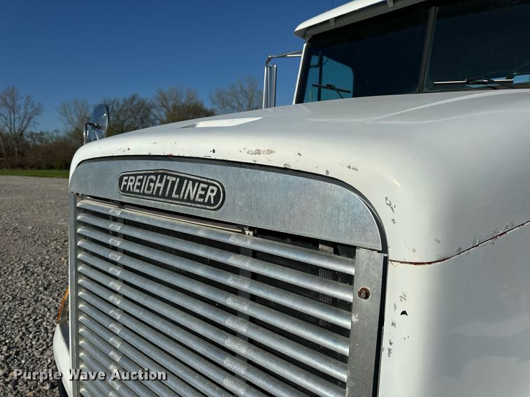 image for item DV1923 1995 Freightliner FLD112 semi truck