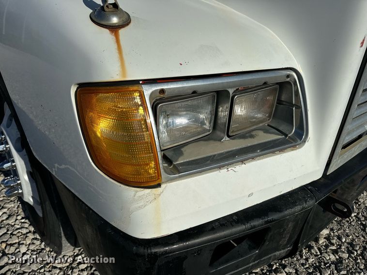 image for item DV1923 1995 Freightliner FLD112 semi truck