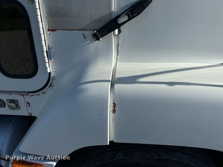 image for item DV1923 1995 Freightliner FLD112 semi truck