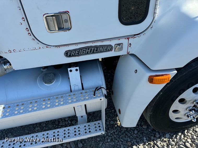 image for item DV1923 1995 Freightliner FLD112 semi truck