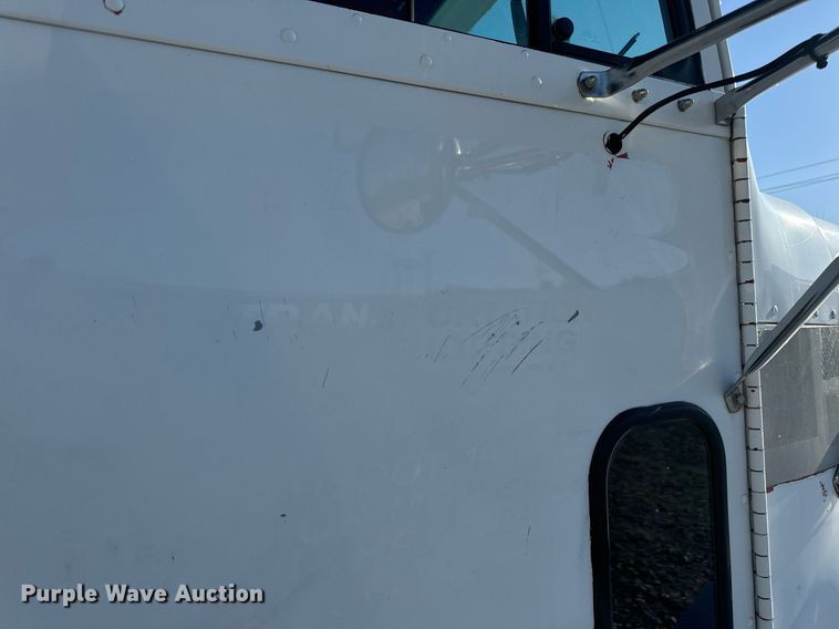 image for item DV1923 1995 Freightliner FLD112 semi truck