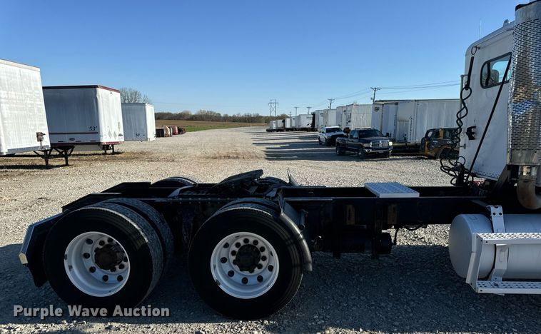 image for item DV1923 1995 Freightliner FLD112 semi truck