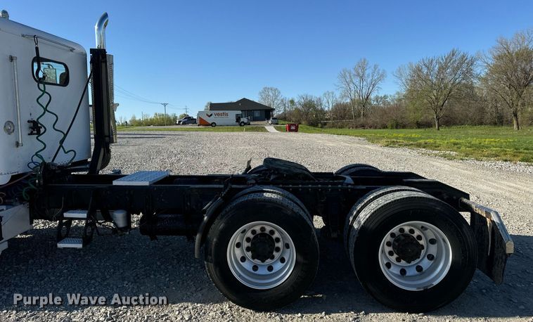 image for item DV1923 1995 Freightliner FLD112 semi truck