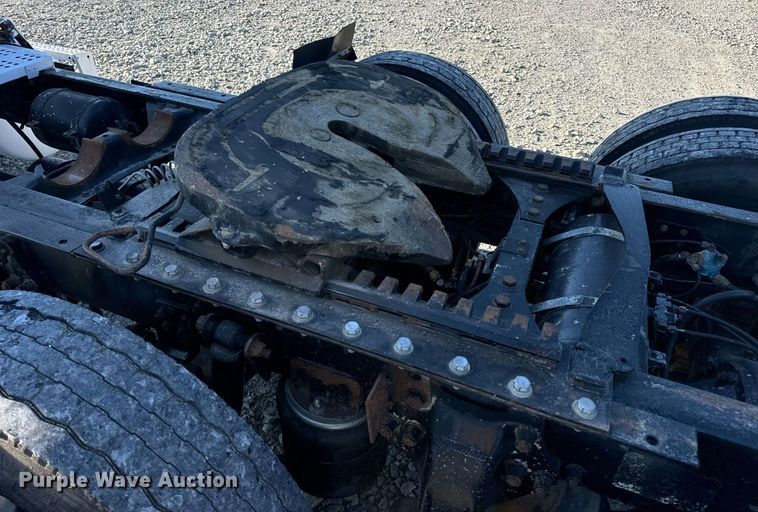 image for item DV1923 1995 Freightliner FLD112 semi truck