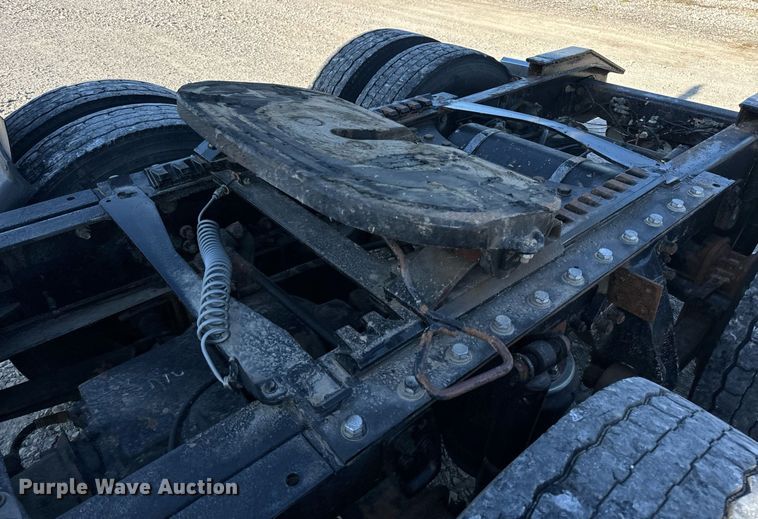 image for item DV1923 1995 Freightliner FLD112 semi truck