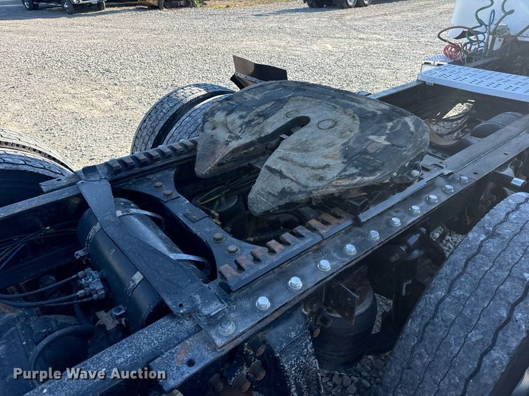 image for item DV1923 1995 Freightliner FLD112 semi truck