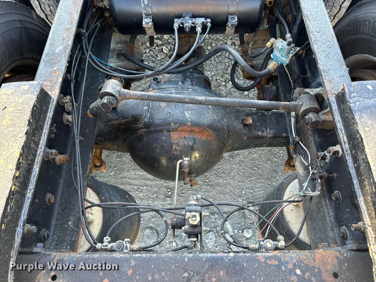 image for item DV1923 1995 Freightliner FLD112 semi truck